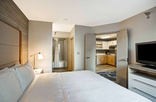 Downtown Chicago Hotel | Homewood Suites by Hilton Chicago-Downtown