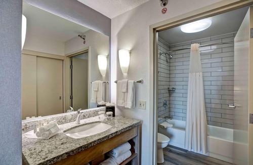 Downtown Chicago Hotel | Homewood Suites by Hilton Chicago-Downtown