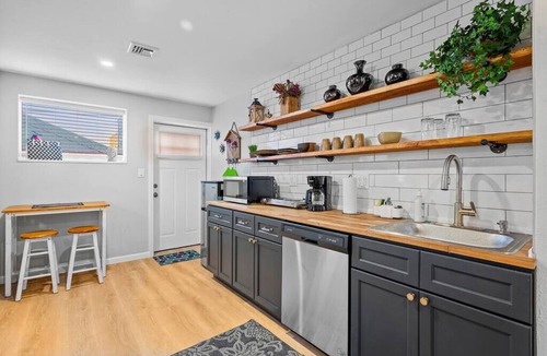 South Side Flats Apartment | Industrial Chic Studio-Modern Comfort in the Burgh