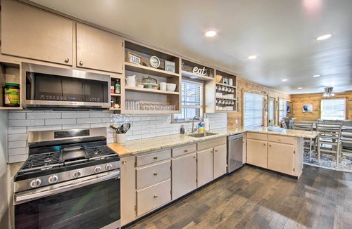 Lone Star Cottage | Lakefront Daingerfield Retreat w/Shared Dock!