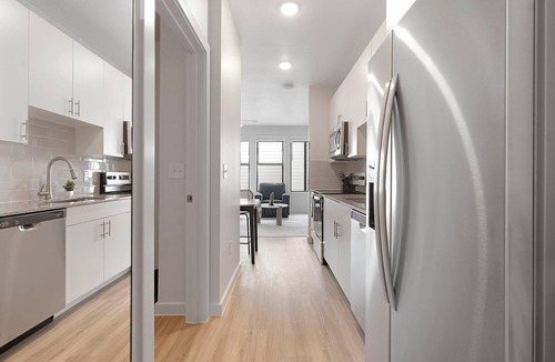 Sweetbriar Apartment | Landing | Chic Studio, Pool, Gym