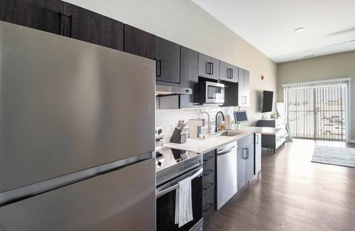 Springfield Apartment | Landing | Chic Studio, Rooftop Lounge, Pool