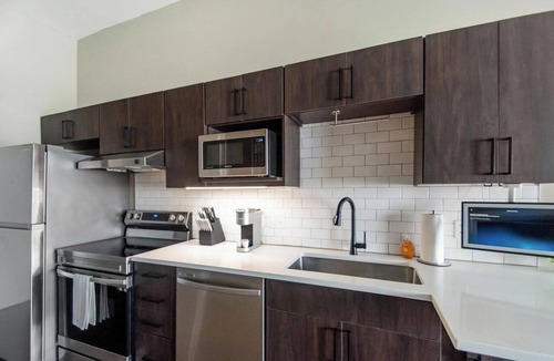 Springfield Apartment | Landing | Chic Studio, Rooftop Lounge, Pool
