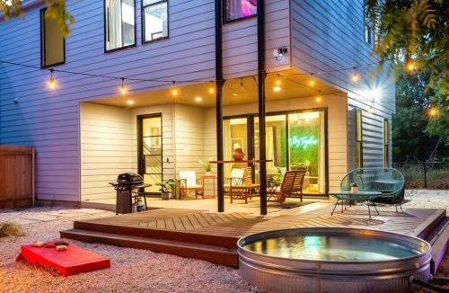 Govalle House | Massive Compound w Pool & Hot tub, Near Rainey St