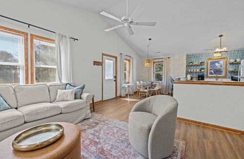 Colington House | Mins to Beach, Hot Tub, Projector, Shuffleboard