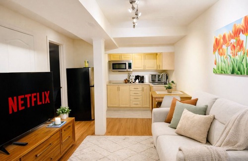 Brampton House | Modern 3BR Group Suite 2 Kitchens Near Airport