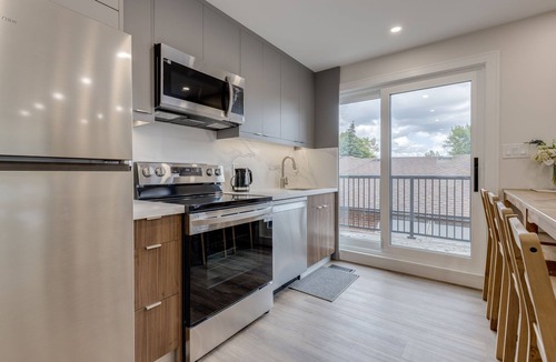 Newtonbrook House | Modern Spacious 6-Bedroom Retreat