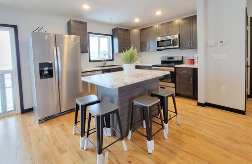 St. Charles House | Modern split