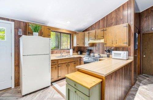 Sleepy Hollow House | Modern w Fire Pit Deck, Grill & Hot Tub