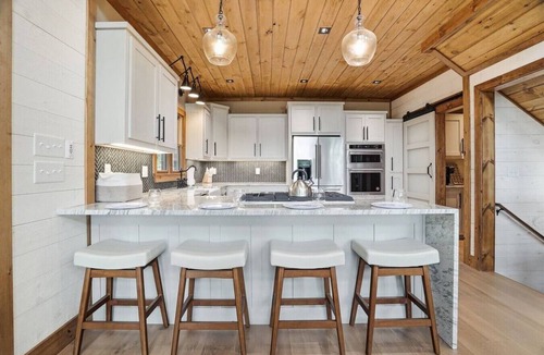 Cherry Log House | Mountain Escape | Views, Hot Tub & Game Room