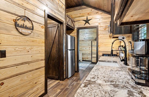 Ringold Cabin | NEW LISTING Tiny cabin, full kitchen, private back deck, fire pit, near lake