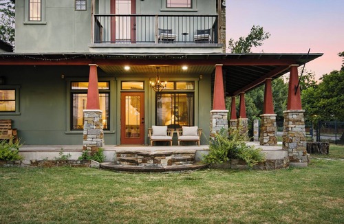 South Congress House | On SoCo Pool Table, Arcade + Theater Sleeps 16