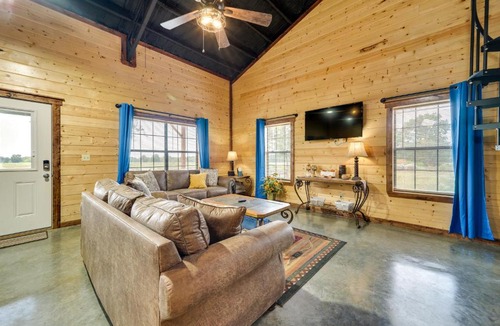 Golden House | Pet-Friendly Eagletown Home ~ 3 Mi to Kayaking!