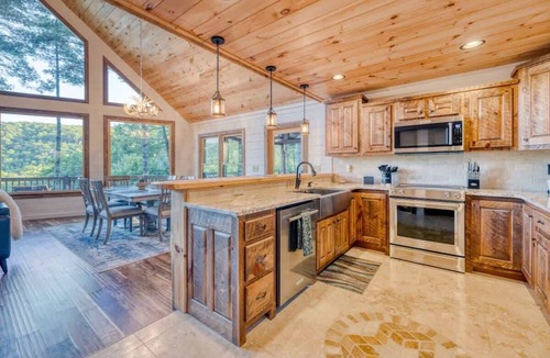 Epworth House | Pineview Escape - Hot tub, arcade & mountain views