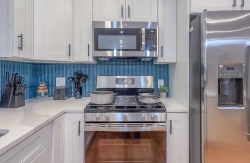 East Newark Apartment | Pristine Pad, Sleep 12, Free parking, 3BRs, 20%OFF