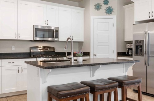 Sienna Hills House | Red Cliffs Getaway: EV Charger, Community Pool + Hot Tub