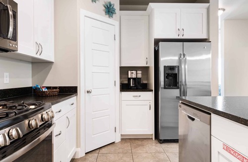 Sienna Hills House | Red Cliffs Getaway: EV Charger, Community Pool + Hot Tub