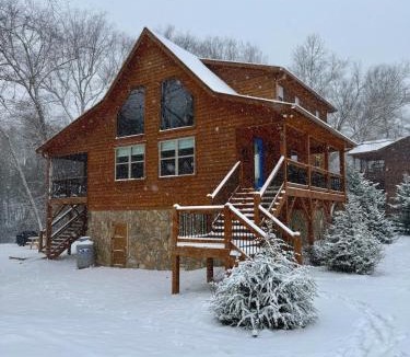 Murphy House | Riverfront Blue Jay Cabin