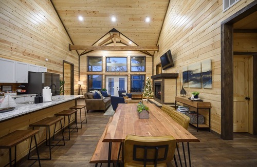 Golden Cabin | Riverfront/HeatedPool/Arcade/Kayak/Tube