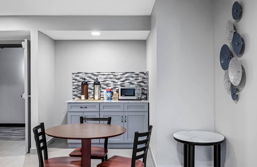 Webster Crossing Hotel | Rodeway Inn