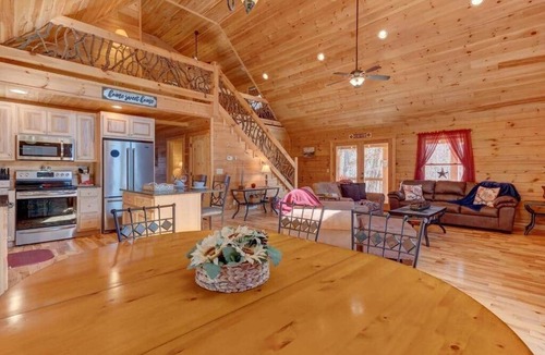 Eagle Mountain House | Rustic Cabin | Fire-Pit | Indoor Heated Pool | Hot Tub | Gym
