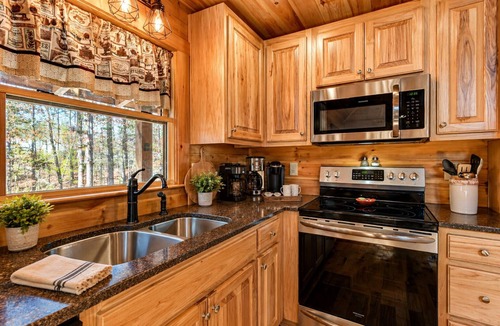 Eagle Mountain House | Rustic Cabin | Fire-Pit | Indoor Heated Pool | Hot Tub | Gym