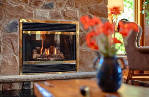 Mount Pocono House | Rustic Ridge Log Cabin: Hot Tub, Games, Views!
