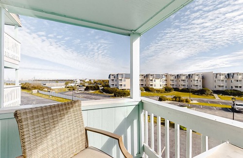 Morehead City Condo | Second-Floor Condo with Ocean View, Easy Beach Access & Shared Pool/Grills
