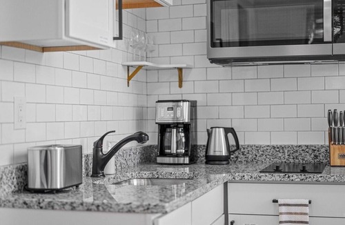 Shadyside Apartment | Shadyside, Central @5 Stylish and Bright Studio With Parking