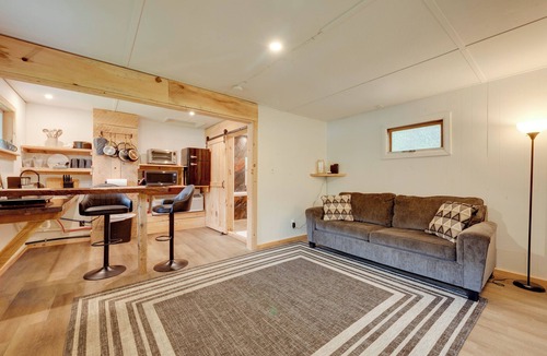 Hillsgrove Cottage | Shared Perks: Deluxe Cabin B at Elk Creek Escape!