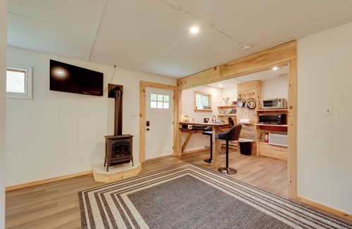 Hillsgrove Cottage | Shared Perks: Deluxe Cabin B at Elk Creek Escape!