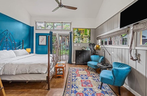 Travis Heights Bed & Breakfast | SoCo District, Pool - Carriage House, Park Lane