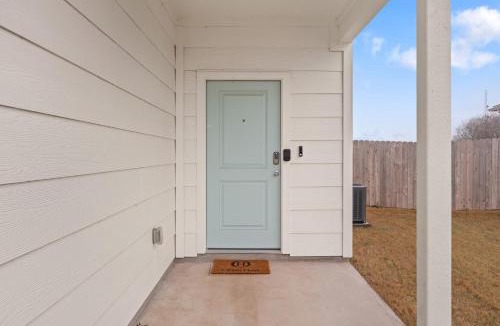 Lockhart Apartment | Spacious 3BR w Backyard Dining Lounge TWR 105
