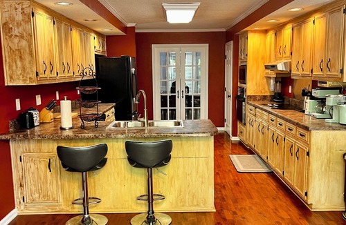 Evans House | Spacious 5BR Evans Retreat with 2 Master Suites