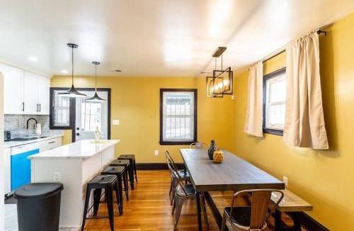 Fairlawn House | Spacious Charming DC Row House plus Free Parking-Sleeps 17 guests