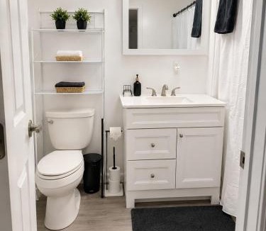 Niagara Falls Apartment | Spacious Modern 2BR Apartment Sleeps 6