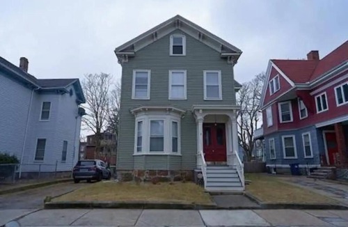 Roxbury Apartment | Spacious multi-level 4 bed/2bath Apt with Parking