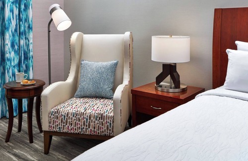 Valencia Hotel | Spacious Open-Plan King Premier | Poolside Access | 0.1 Mi to Magic Mountain