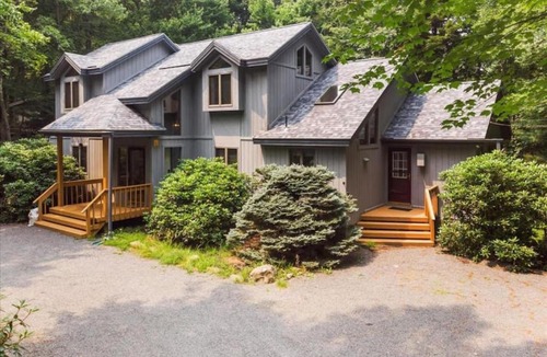 Pocono Pines House | Split Rock Classic Chalet – Game Room & Family Friendly