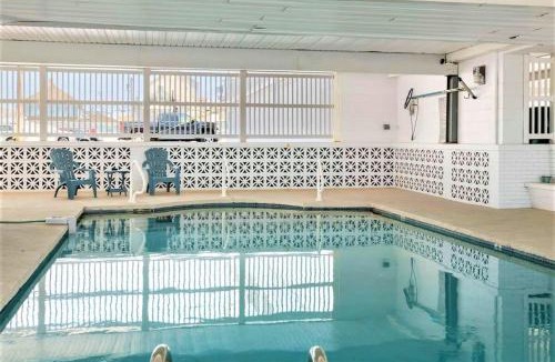 Hampton House | Stay Steps from Beach with Pool AC Parking