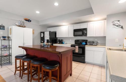 Hampton House | Stay Steps from Beach with Pool AC Parking