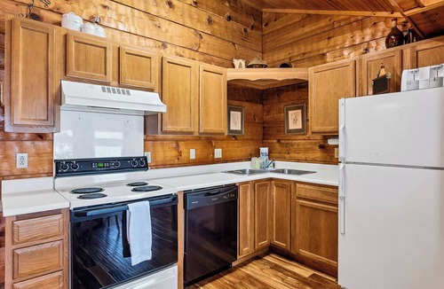 Townsend Apartment | Studio Cabin with Full Kitchen, Whirlpool, Private Bathroom, Grill & Wi-Fi
