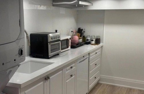 Whitby House | Stylish Basement Studio Near Whitby Waterfront