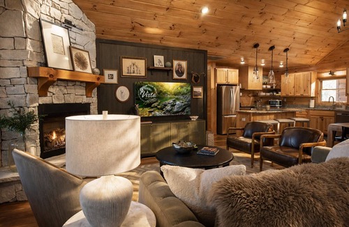 Foxfire Estates Cabin | Stylish-Chic Rustic Retreat HotTub FirePit Games Secluded Mins to Dtwn