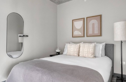 Near West Side Apartment | Sunny West Loop Studio w/ Gym & Pool, 2 blocks from L, by Blueground
