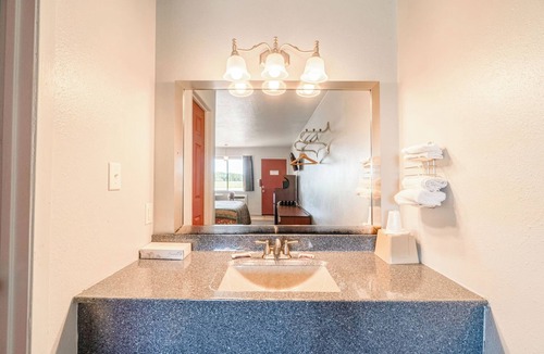 Aurora Hotel | Three Inviting Units, Your Gateway to Small Town Adventures, Local Shops & Eats