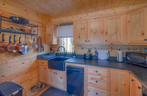 Murphy Cabin | Tiny cabin - Big Amenities - King Bed - Secure Dog Yard