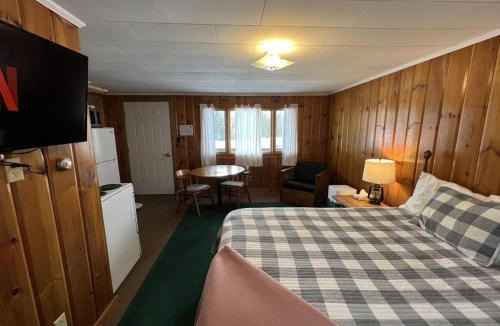 Moose River Cabin | Unity Sky Lodge
