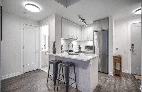 Bay Cloverhill Apartment | Upscale 1BR Apt with Stunning Views, near CN Tower