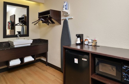 Secaucus House | Your Relaxing Getaway Awaits! Budget-friendly Accommodation, Pets Allwoed